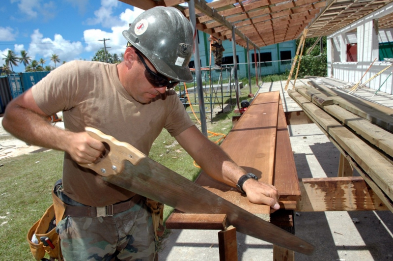 ebeniste-GATTIERES-min_worker_construction_building_carpenter_male_job_build_helmet-893290